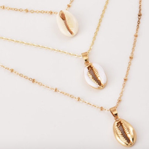 Elegant multi Layer Cowrie Shell Necklace - Picture 3 of 5